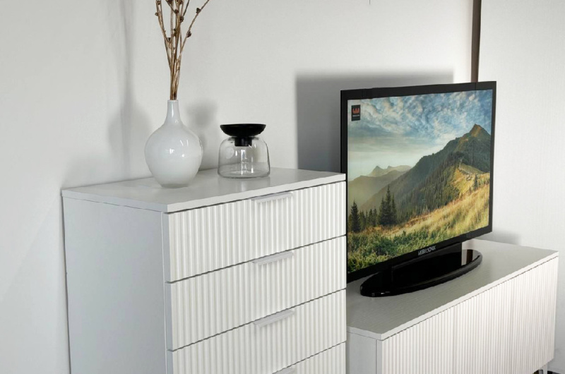 Гостиная "Зефир К1" (2200х424х1900) белое дерево/белый муар/белый (эмаль)